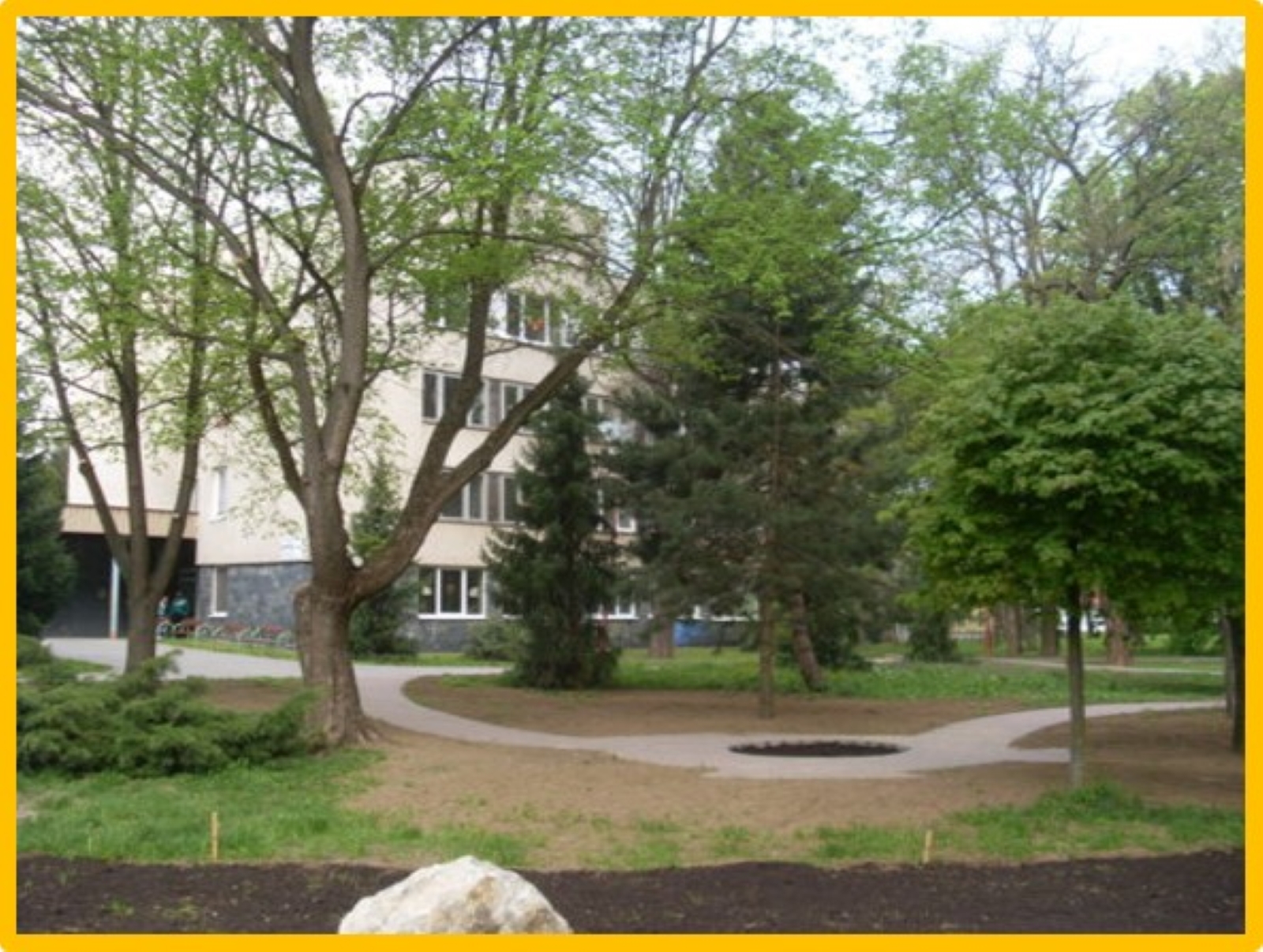 Park vedľa zaraidenia