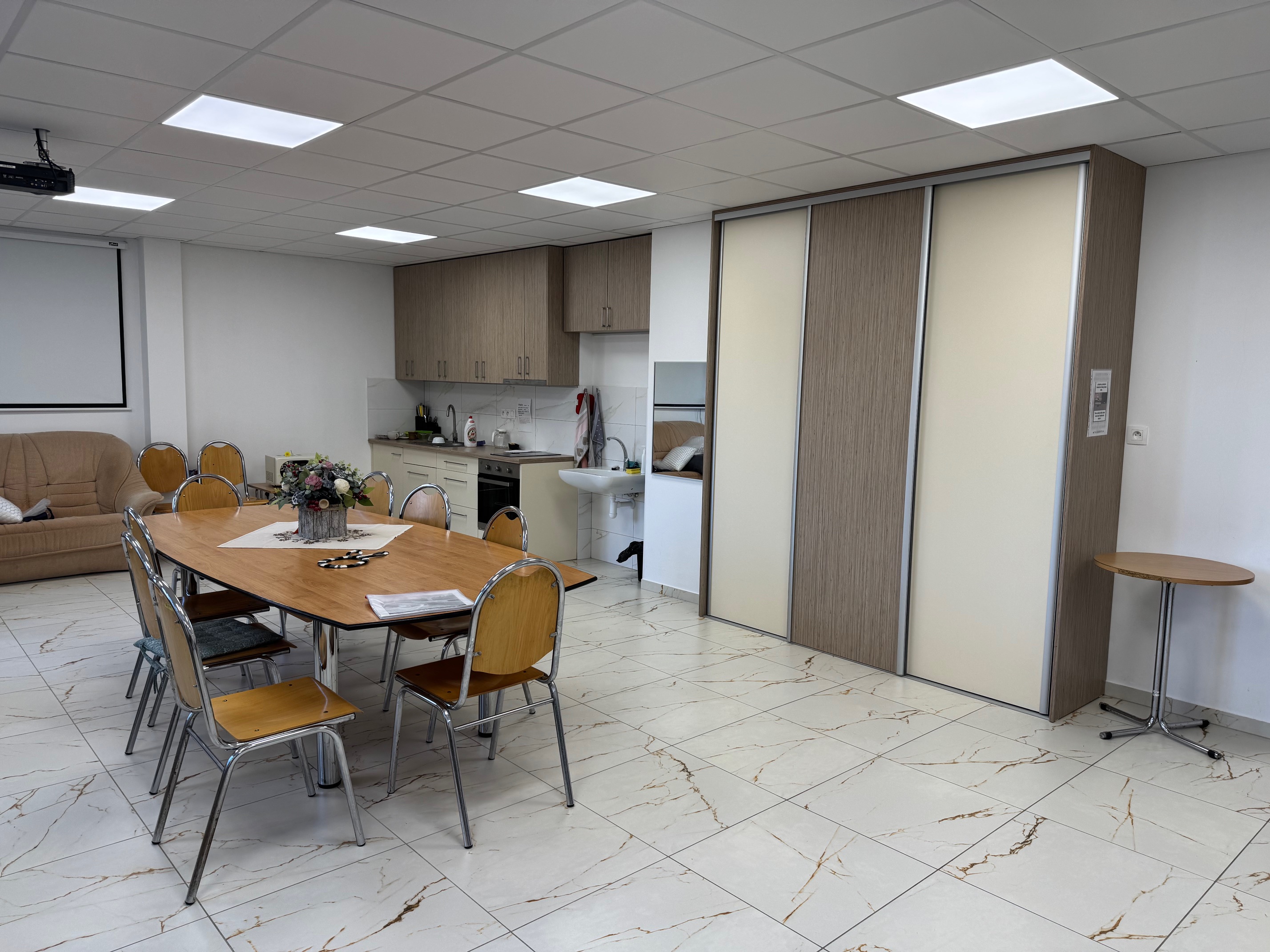 Spoločenská miestnosť s kuchynkou